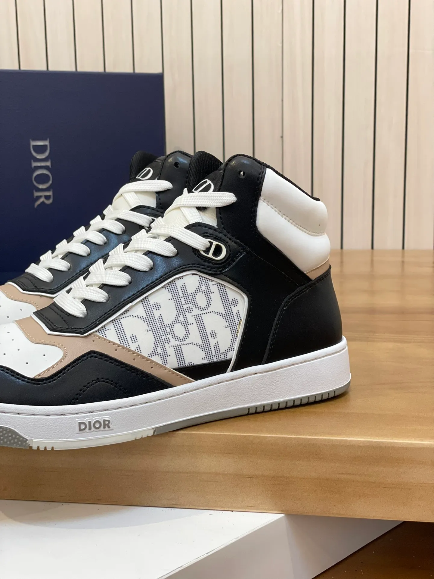 Men's shoes: 💰P460¥ Product trademark: Dior* "Dior*" high-top casual shoes Regular size: 38-44 (can be customized to 45.46) Product materials: Upper imported cowhide stitched with original fabric, breathable lining, original outsole. Number: 1006